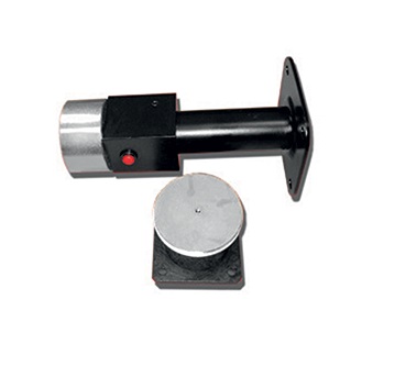 Fermo elettromagnetico per porte taglia fuoco con supporto distanziale
per fissaggio a muro o a pavimento con staffa da 27 cm