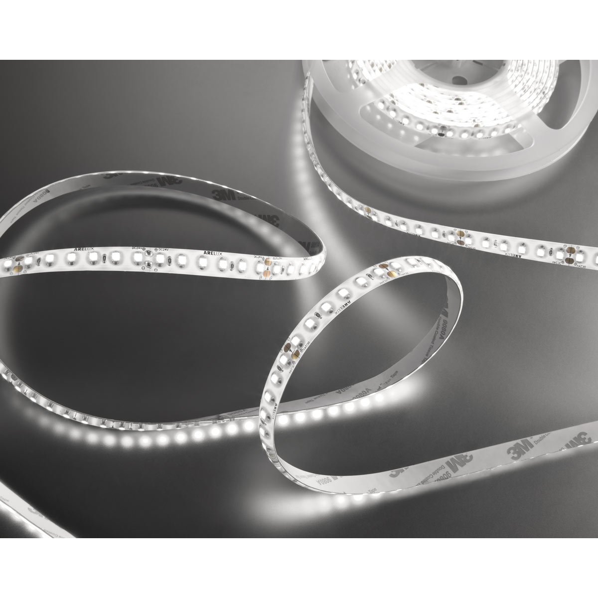 XRIBO Striscia flessibile a LED Potenza: 12 W/m, Luminosità: 1500 lm/m,
Bianco Neutro 4000 K, per ambienti umidi e esterni (IP66). Lunghezza
Totale 5 m