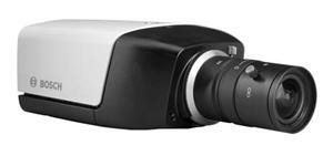 Soluzione "All-in-one" composta da telecamera IP Colore,
obiettivo 2,8-10mm Iris manuale, staffa da muro
