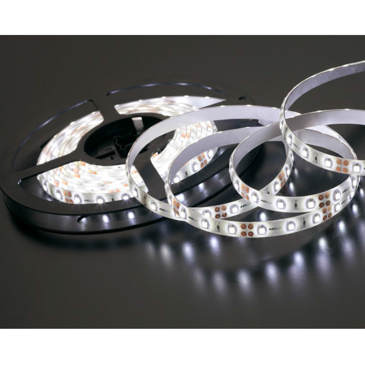 XRIBO Striscia flessibile a LED Potenza: 6 W/m, Luminosità: 750 lm/m,
Bianco Neutro 4000 K, per ambienti umidi e esterni (IP66). Lunghezza
Totale 5 m