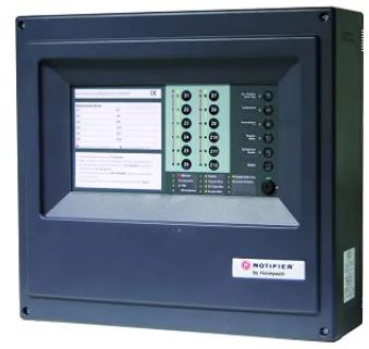 Centrale convenzionale a 4 zone con 2 uscite controllate. Progettata per
adattarsi a tutte le esigenze d’installazione n