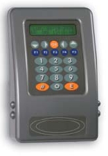 Terminale completo di unità di controllo interna, con tastiera a
membrana 22 tasti con display retroilluminato LCD 16x2 caratteri.